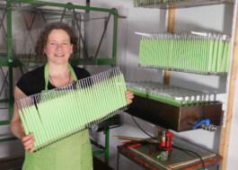 Susanne Huencken in der Kerzenwerkstatt